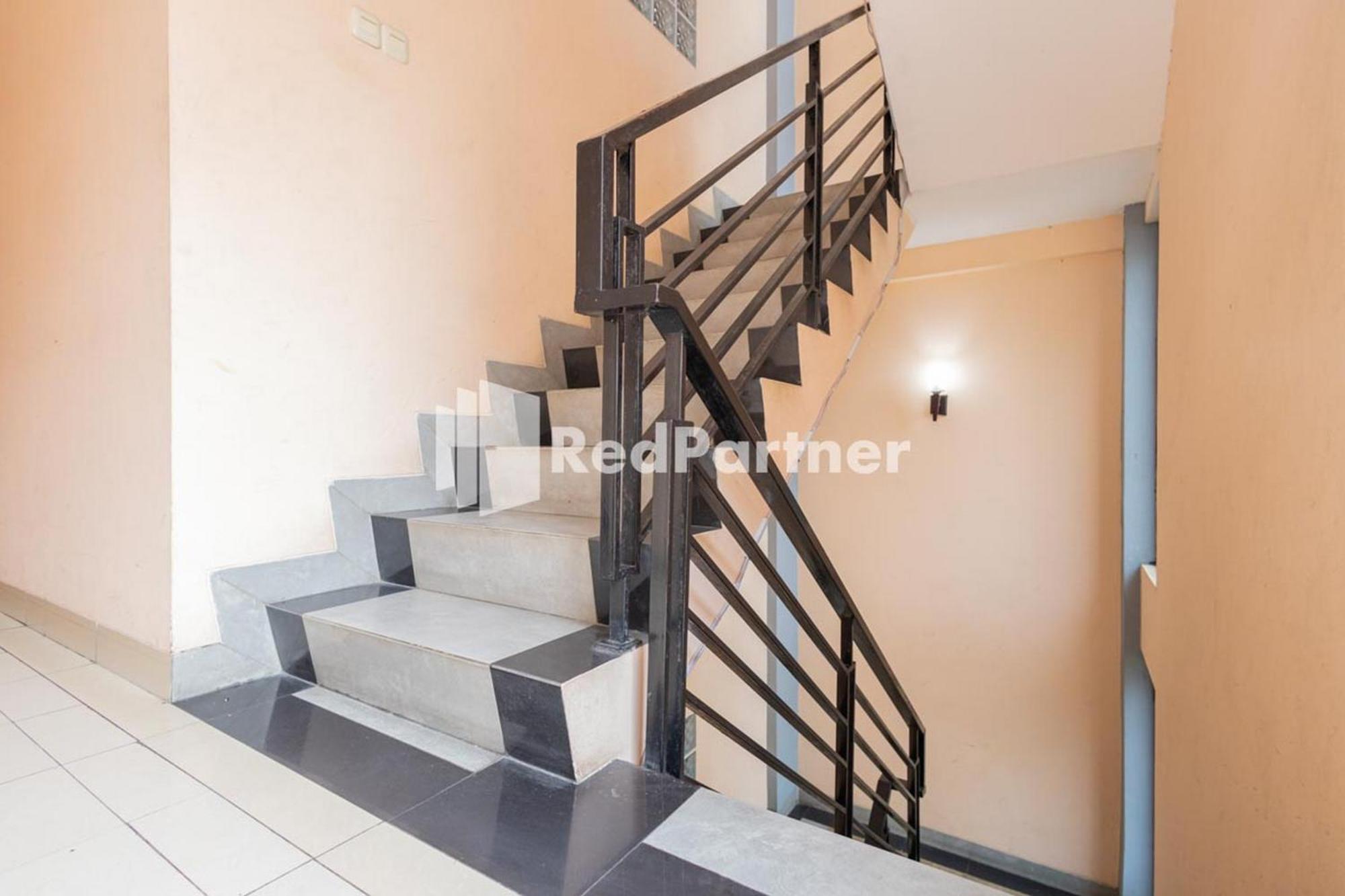 Star Hotel Jaksa Mitra Reddoorz جاكرتا المظهر الخارجي الصورة